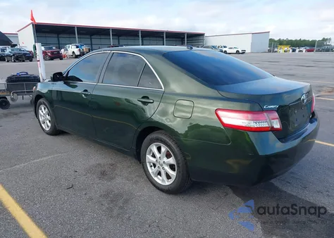 2010 Toyota Camry Le z USA, uszkodzony, nr VIN 4T1BF3EK3AU555761